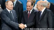 Wladimir Putin (l-r), Präsident von Russland, Abdel Fattah al-Sisi, Präsident von Ägypten, Abdelmadjid Tebboune von Algerien, stehen zu Beginn der Libyen-Konferenz beim Familienfoto zusammen. Ziel der Konferenz ist ein dauerhafter Waffenstillstand in dem Bürgerkriegsland.