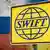 Эмблема платежной системы SWIFT на фоне флагов России и Украины