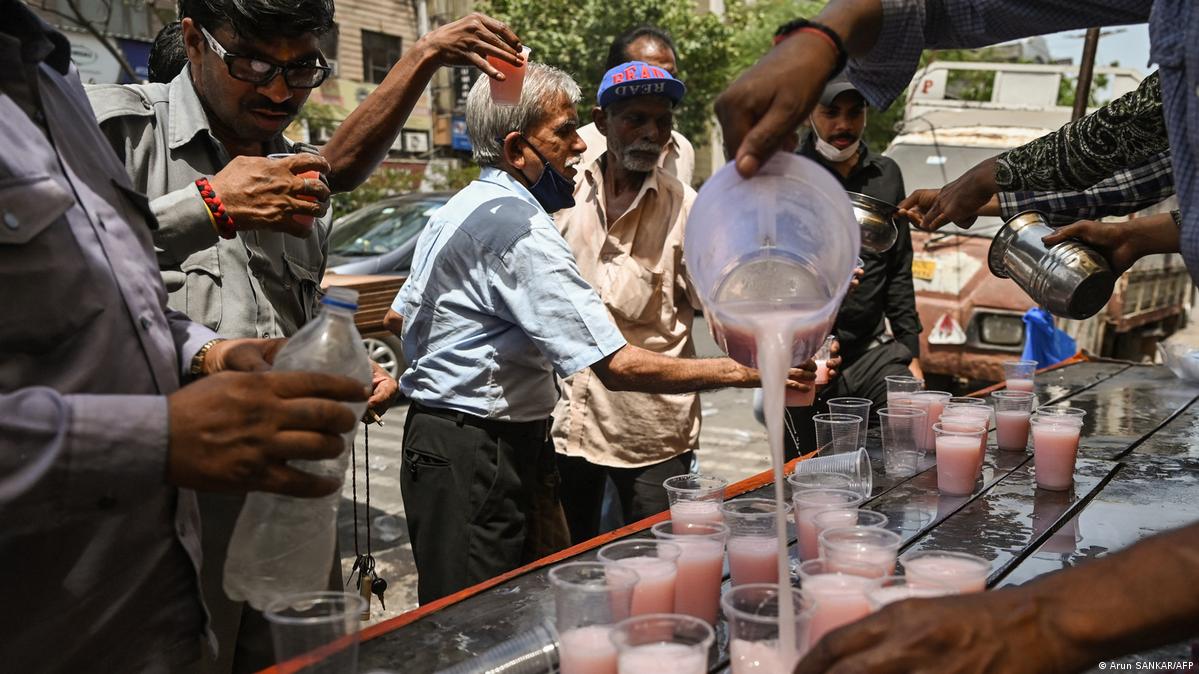 Voluntarios en Nueva Delhi reparten bebidas gratis en una calurosa tarde de verano.