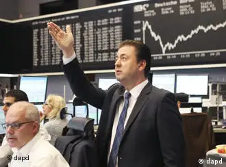 Robert Halver, chief analyst of a German private bank gestures at the stock market in Frankfurt, Germany, Tuesday, Aug.9, 2011, where the stock index DAX went up in the afternoon when the NYSE opened. (Foto:Michael Probst/AP/dapd)