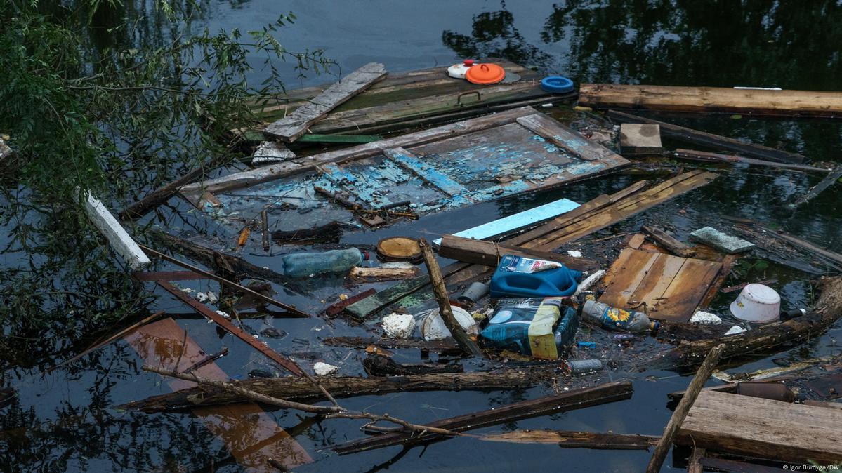 Юг Украины после наводнения. Вода ушла, вырос риск инфекций – DW –  17.06.2023