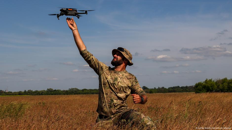 AI, drones, cyber weapons: How tech is changing warfare  – DW – 06/12/2025