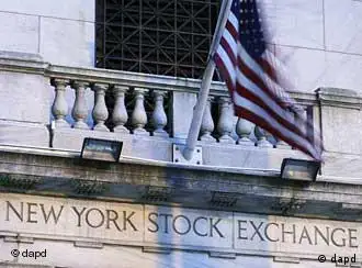 The New York Stock Exchange is shown, Tuesday, Aug. 9, 2011 in New York. Stocks tanked again Tuesday as many global markets entered official bear market territory after one of the worst days on Wall Street since the collapse of Lehman Brothers in 2008.(Foto:Mark Lennihan/AP/dapd)