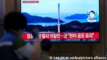 15.06.2023, Südkorea, Seoul: Ein Monitor im Bahnhof zeigt während einer Nachrichtensendung ein Archivbild von einem Raketenstart in Nordkorea. Die selbst ernannte Atommacht Nordkorea hat nach Angaben des südkoreanischen Militärs mindestens eine ballistische Rakete abgefeuert. Die Rakete sei in Richtung des Meers zwischen der koreanischen Halbinsel und Japan geflogen, teilte der Generalstab in Seoul mit. Foto: Lee Jin-man/AP/dpa +++ dpa-Bildfunk +++