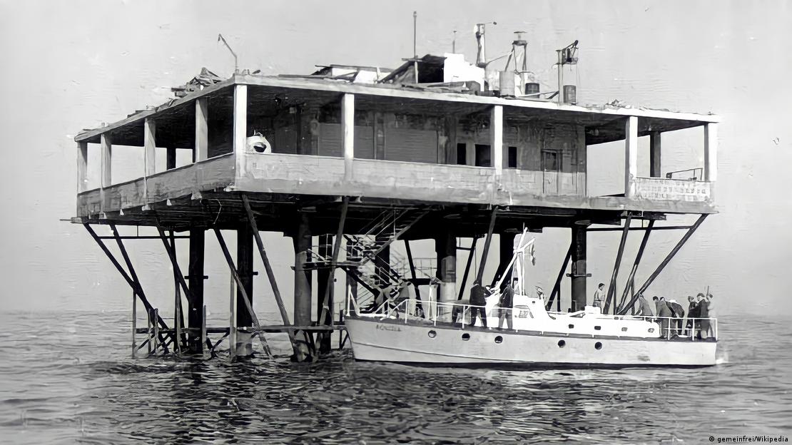 سکوی دریایی مشهور به جمهوری رز در سواحل ایتالیا