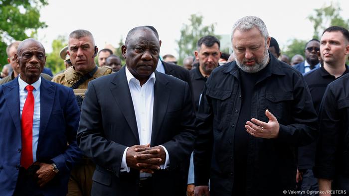 O presidente da África do Sul, Cyril Ramaphosa, lidera a comitiva africana que visita a Ucrânia e depois vai para a Rússia