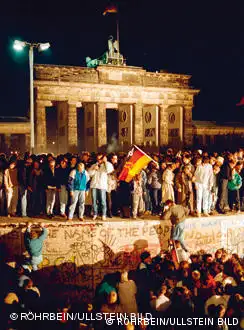 德国民众庆祝柏林墙倒塌