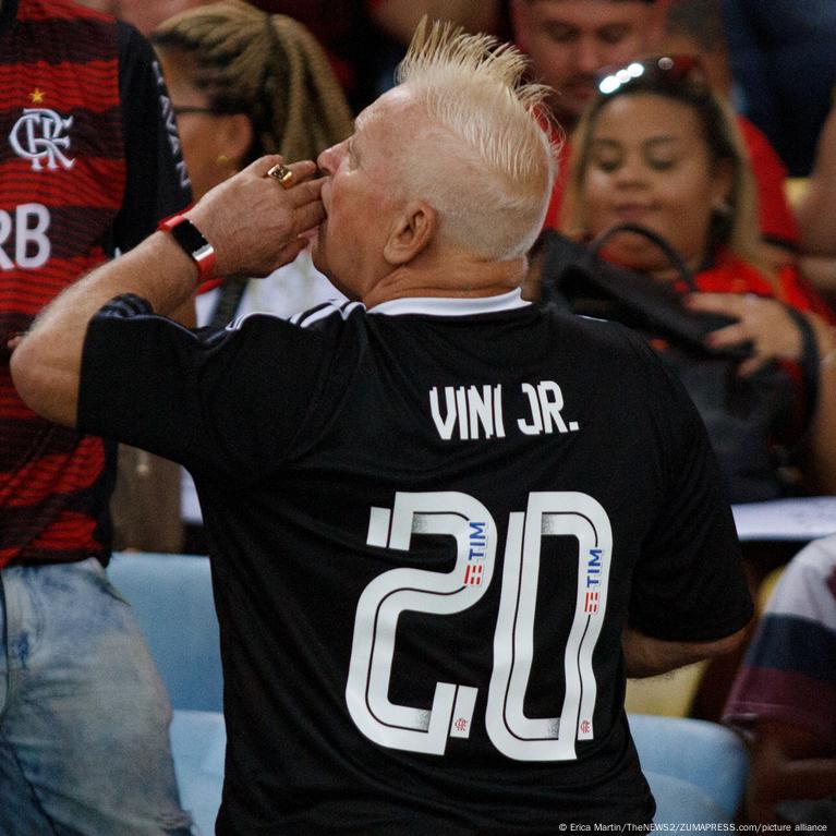 Vinícius and Brazil wear black shirts in stand against racism