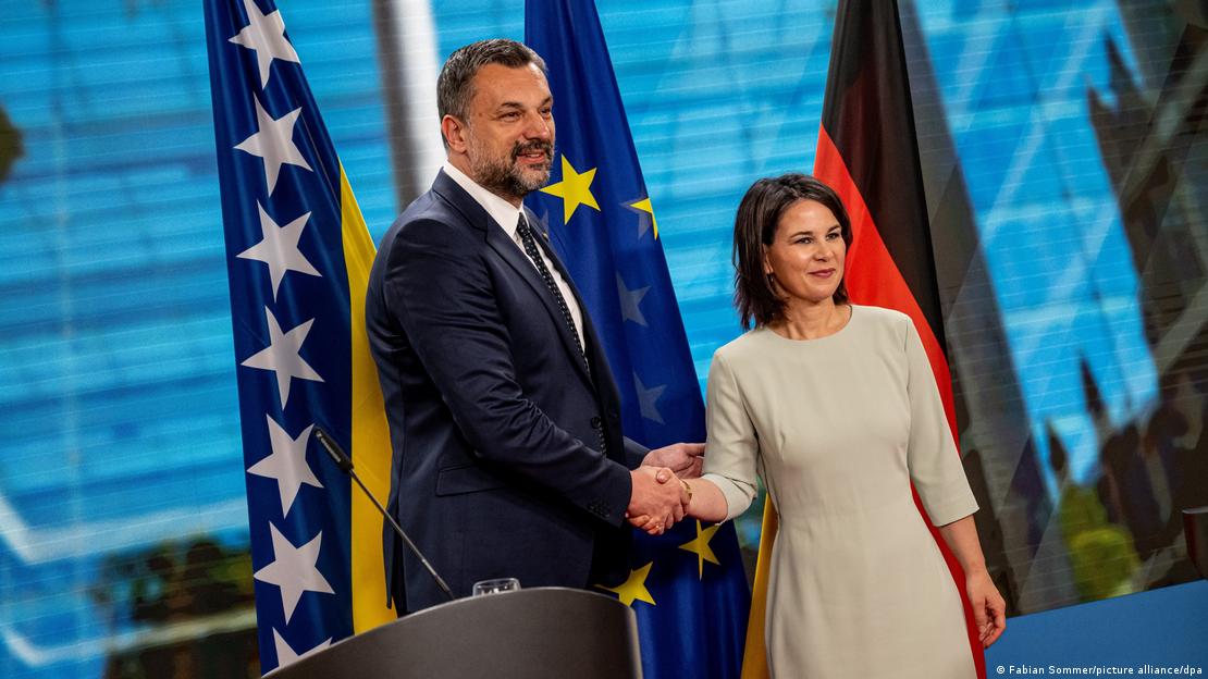 I njemačka ministrica vanjskih poslova Annalena Baerbock obećala je svom kolegi iz Sarajeva Elmedinu Konakoviću podršku na putu njegove zemlje u EU