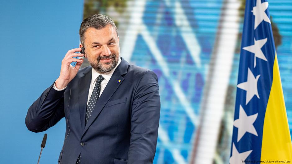 Ministar spoljnih poslova BiH Elmedin Konaković kaže da je „ukidanje sankcija poruka američke administracije Dodiku i njegovim saradnicima, koji su prvi deo svojih obaveza ispunili“