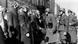 Soldados nazis controlan a grupos de judíos en Varsovia, Polonia, en 1940. Soldados nazis controlan a grupos de judíos en Varsovia, Polonia, en 1940.