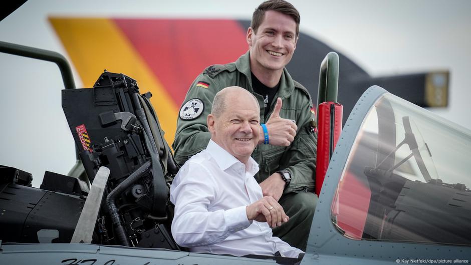 Nemački kancelar Olaf Šolc u pilotskoj kabini Jurofajtera (Eurofighter) u nemačkoj vojnoj bazi u Jagelu