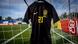 Imagem da camisa preta da seleção pendurada em gol de campo de futebol. Imagem da camisa preta da seleção pendurada em gol de campo de futebol.