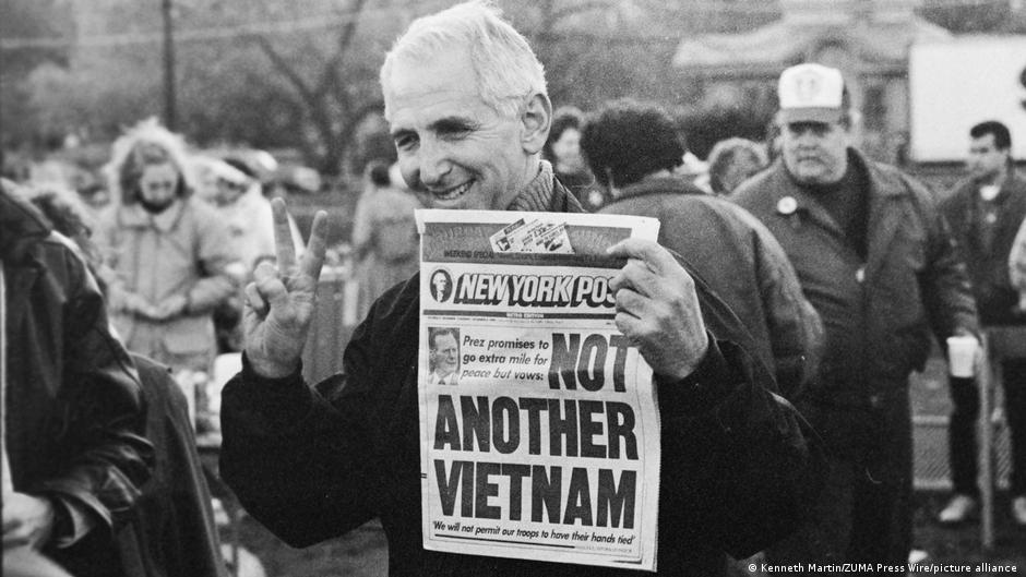 'Pentagon Papers' whistleblower Daniel Ellsberg dies aged 92 – DW – 06/16/2023 - Vimarsana News
