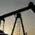 ARCHIV - Erdöl wird mit Hilfe eines Tiefpumpenantriebes ("Pferdekopf") gefördert (Archivfoto vom 21.05.2008, Illustration zum Thema Ölförderung). Die OPEC wird ihre Öl-Förderung ab November um 1,5 Millionen Barrel (je 159 Liter) pro Tag kürzen. Damit will das Kartell den seit Monaten andauernden Preisverfall bei Rohöl stoppen. Dies teilte der iranische Ölminister Gholam-Hossein Nosari am Freitag 24.10.2008 nach einem Treffen der 13 OPEC-Ölminister in Wien mit. Der Preis für Rohöl war in den vergangenen Monaten von seinem historischen Höchststand von etwa 150 Dollar pro Barrel auf rund 60 Dollar gesunken. Foto: Sebastian Widmann dpa +++(c) dpa - Bildfunk+++