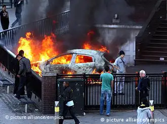 Jóvenes incendian un auto en Birmingham.
