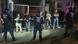 Los agentes, con equipamiento antimotines, vigilan a los sospechosos, que esperan con los brazos cruzados en actitud desafiante. Los agentes, con equipamiento antimotines, vigilan a los sospechosos, que esperan con los brazos cruzados en actitud desafiante.