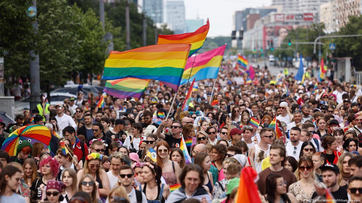 Poland: Pride march kicks off, as LGBT rights concerns loom – DW –  06/17/2023
