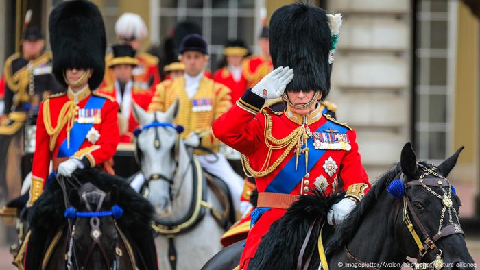 Monarca comandou o "Trooping the Colour" trajado com o uniforme vermelho cerimonial