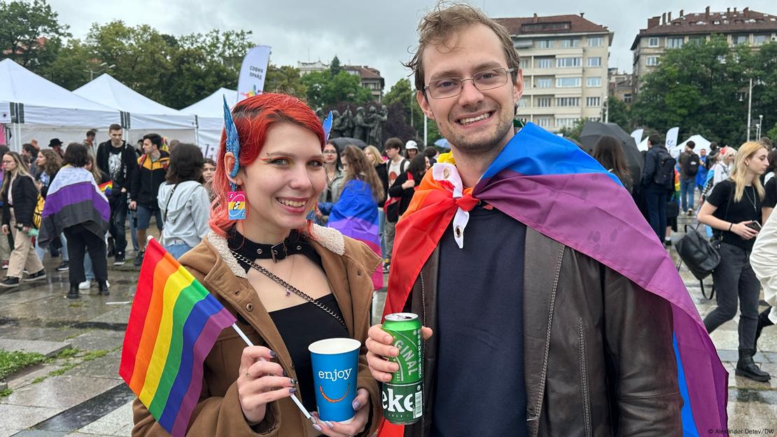 Δύο συμμετέχοντες στο LGBTQ+ Pride στη Σόφια