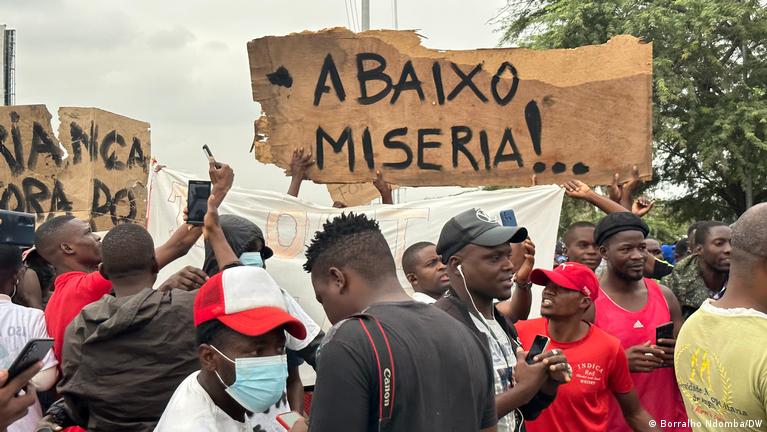 Angolan police crack down on fuel hike protests