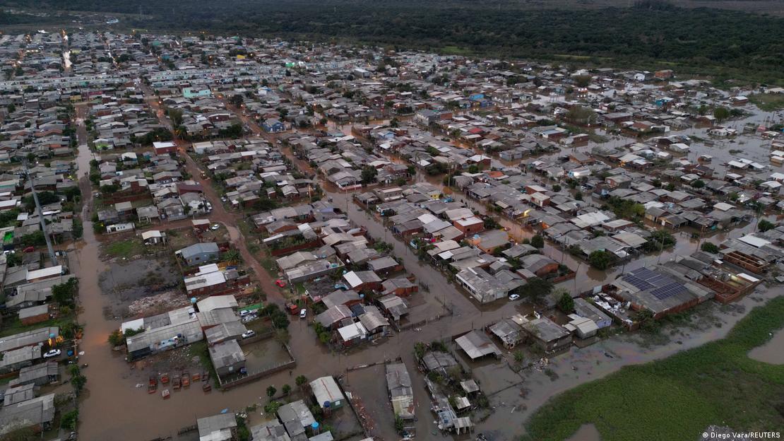 Imagem aérea da cidade de São Leopoldo inundada.