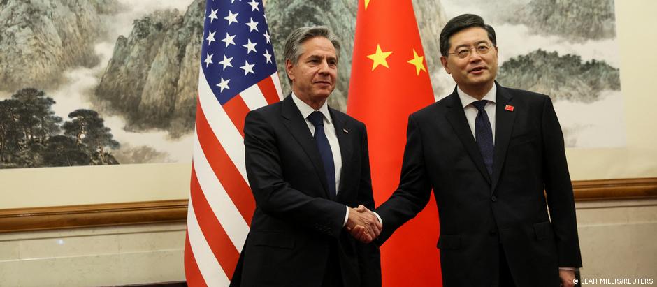 Chefes de diplomacia Antony Blinken (esq.) e Qin Gang em Pequim