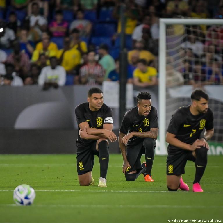 Fußball: Brasilien trägt schwarze Trikots gegen Rassismus