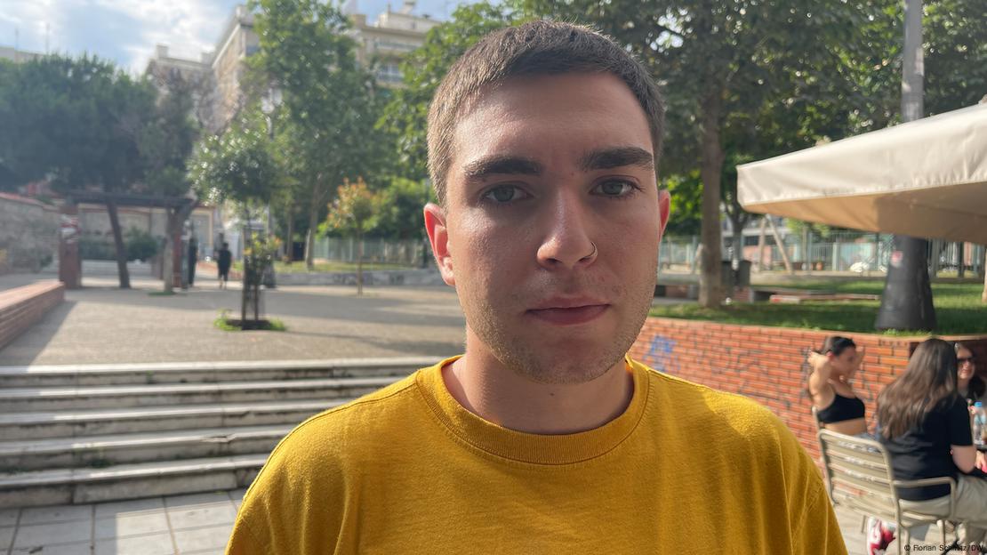 22-годишниот Јанис Зисис би сакал со својот глас да поддржи левичарска партија. Како и многу млади Грци, тој работи на денот на изборите и не може да гласа