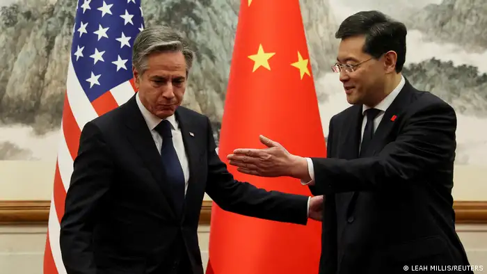 图为美国国务卿布林肯（左）6月在北京会晤秦刚（右）。