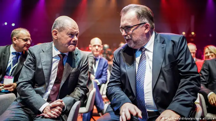 德国总理肖尔茨（左）和德国工业联合会主席鲁斯武姆（右）在2023年的一次会议上