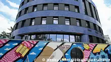 12/06/2023, Berlin****
Die jüdische Graffiti-Mauer am Pears Jüdischen Campus (PJC). Geschaffen wurde das Werk von dem Berliner Künstler Tobo gemeinsam mit Rabbiner Yehuda Teichtal. Die Eröffnung des neuen Pears Jüdischer Campus (PJC) soll am 25. Juni stattfinden. +++ dpa-Bildfunk +++