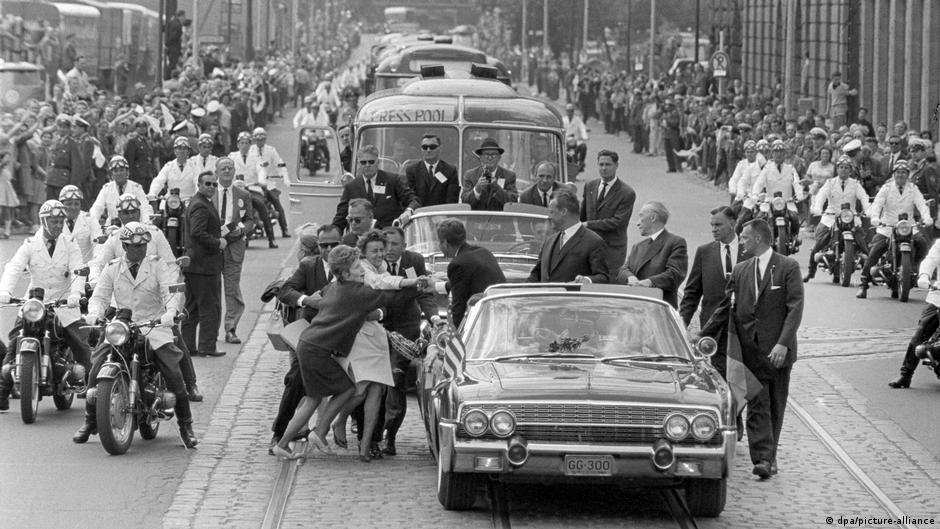 Američki predsednik Džon F. Kenedi dočekan je s ogromnim oduševljenjem u Nemačkoj 1963. godine - u Berlinu su dve obožavateljke uspele da prođu obezbeđenje i da se s njim rukuju, dok su gradonačelnik Berlina Vili Brant i kancelar Konrad Adenauer to zapanjeni posmatrali