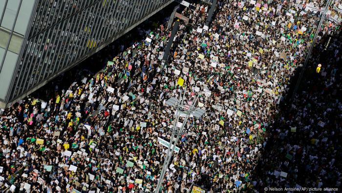 Milhares de manifestantes percorrem a Avenida Paulista, em São Paulo, em 22 de junho de 2013.