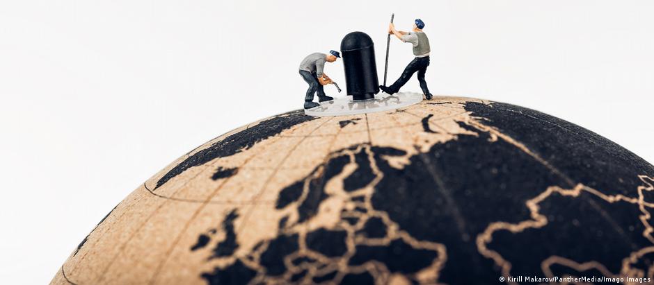 Planeta gira de forma ligeiramente diferente quando a água se move, como se adicionássemos um pouco de peso a um pião