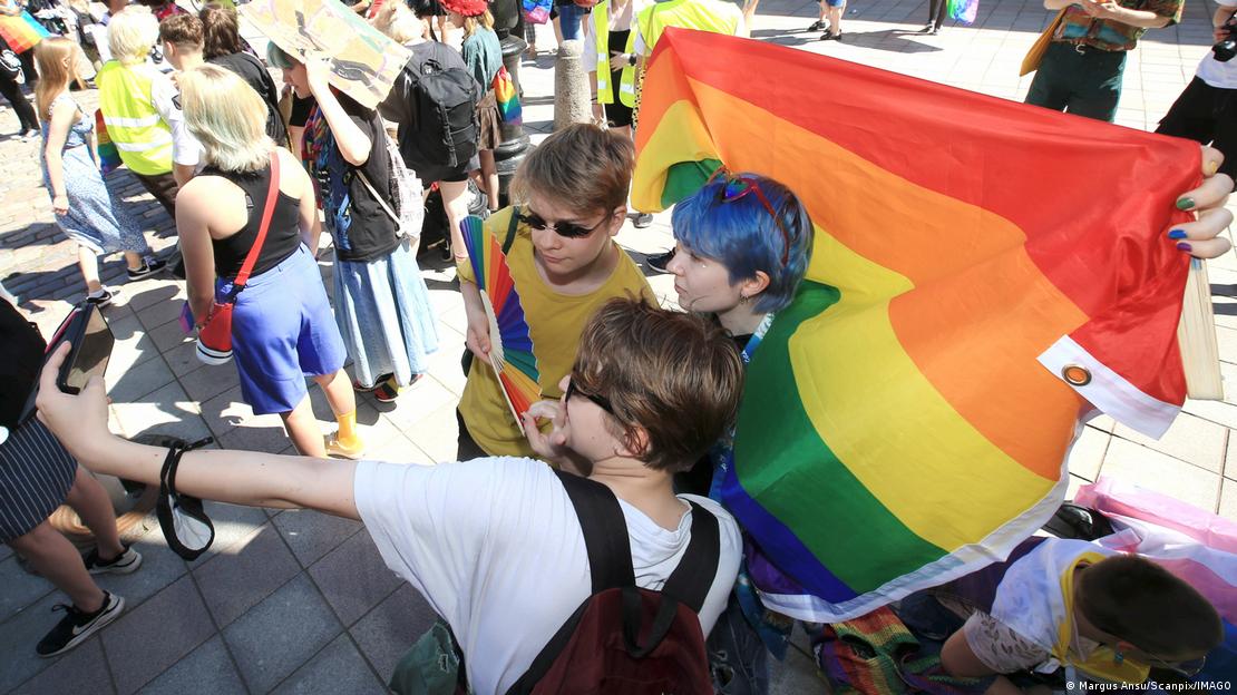 Procesioni me flamujt e komunitetit LGBT në ditën e paradës së krenarisë 2022 në Tartu