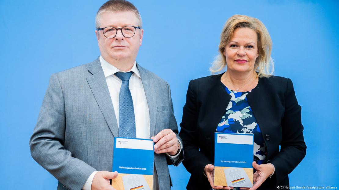 Ministrja e Brendshme gjermane, Nancy Faeser dhe presidenti i Zyrës Federale të Mbrojtjes Kushtetuese, BfV, Thomas Haldenwang