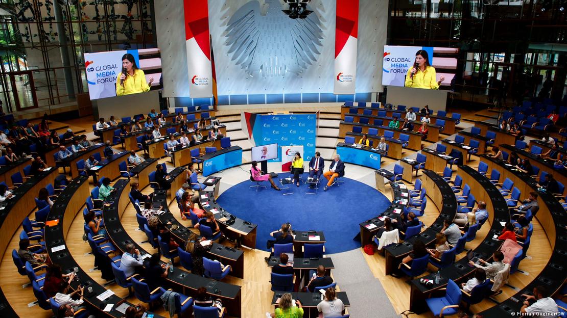 Plen&aacute;rio do DW Global Media Forum 2023 em Bonn