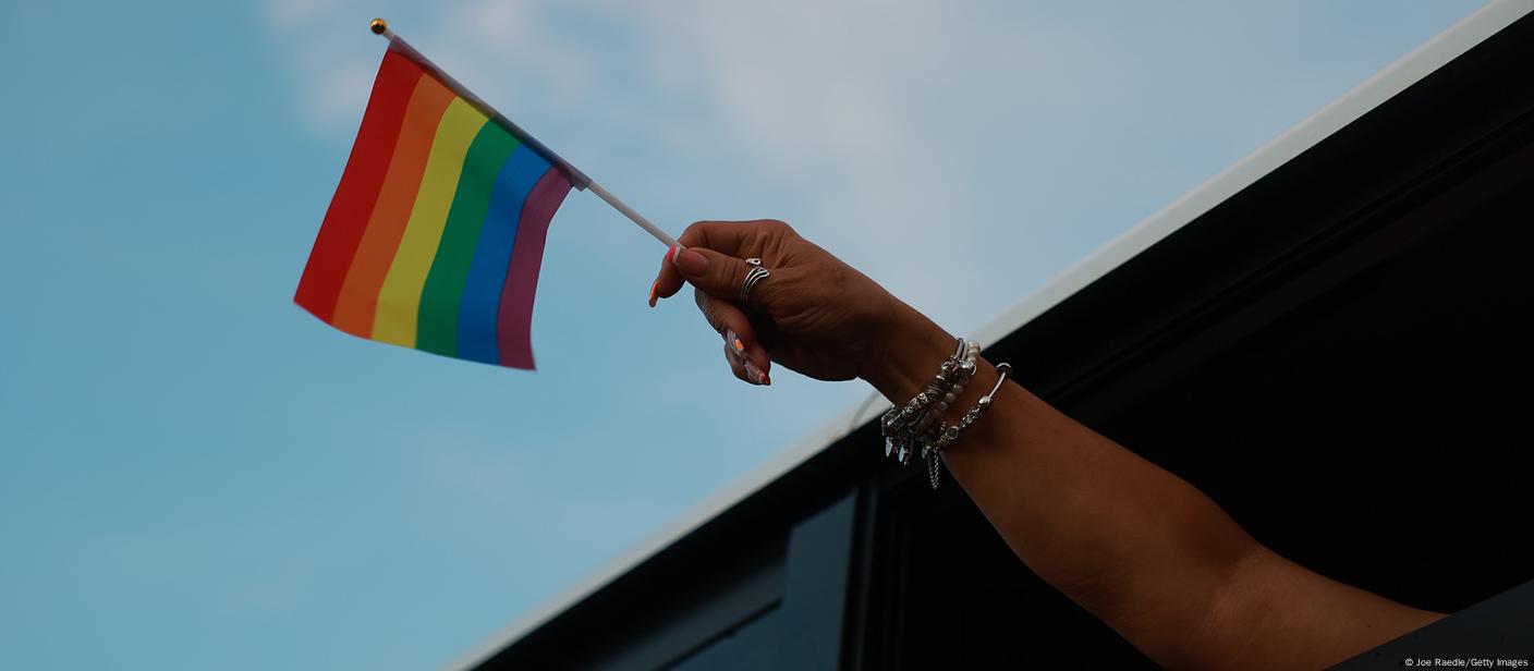 В гей-параде в Праге приняли участие 60 тысяч человек – DW – 12.08.2023