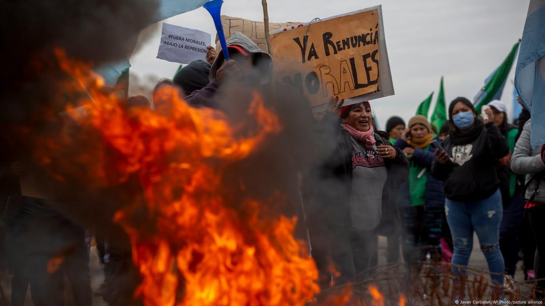 Manifestantes leales al oficialismo pidieron la renuncia del gobernador de Jujuy, Gerardo Morales, durante las violentas protestas del 20 de junio de 2023. Manifestantes leales al oficialismo pidieron la renuncia del gobernador de Jujuy, Gerardo Morales, durante las violentas protestas del 20 de junio de 2023.