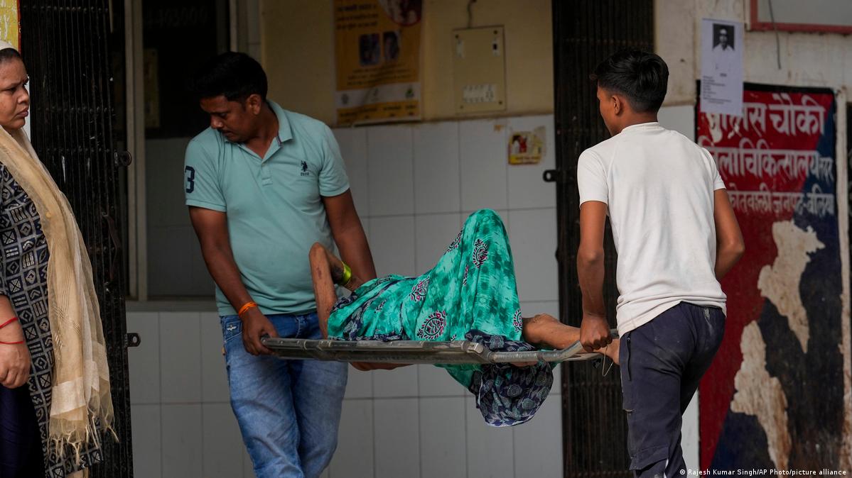 Hindistan cari El Niño dövründə yüksək ölüm sayı proqnozlaşdırılan ölkələr sırasındadır. Şimali Hindistanın Ballia bölgəsində ağır istixanayla əlaqədar yaşlı qadın sıx xəstəxanaya aparılır.