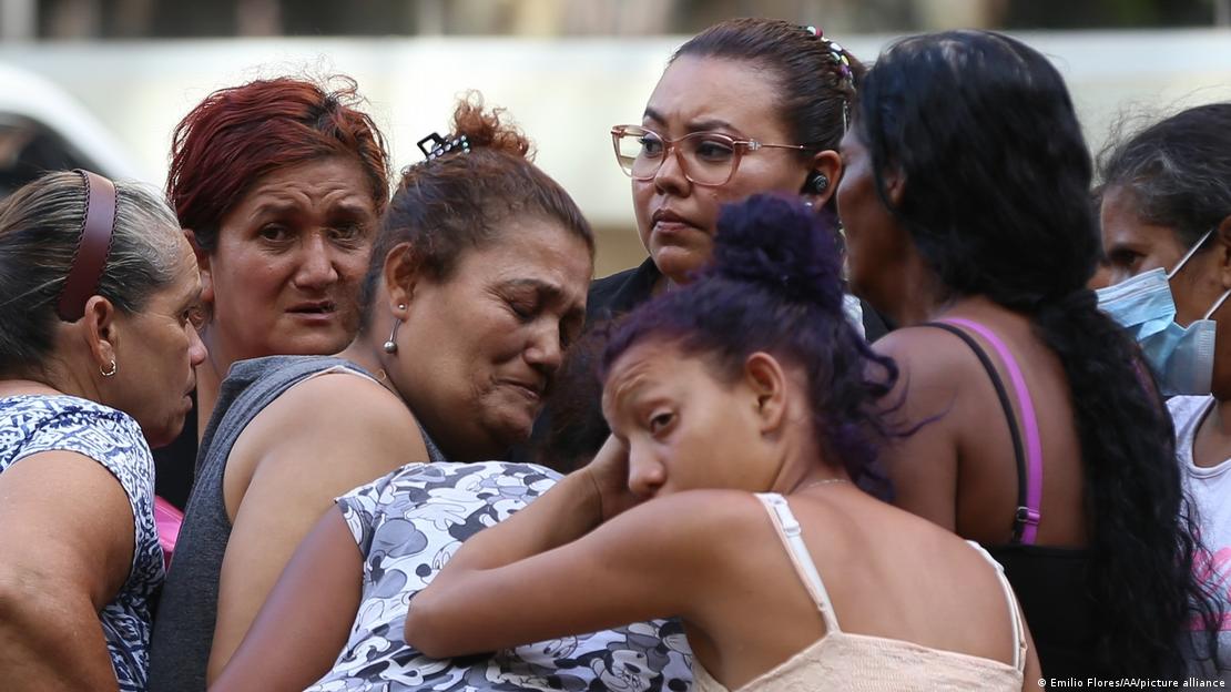 Mujeres guatemaltecas lloran a sus seres queridos luego del motín en una cárcel.