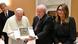 Lula recebeu do papa Francisco um baixo-relevo em bronze, ao lado da primeira-dama Janja Lula recebeu do papa Francisco um baixo-relevo em bronze, ao lado da primeira-dama Janja