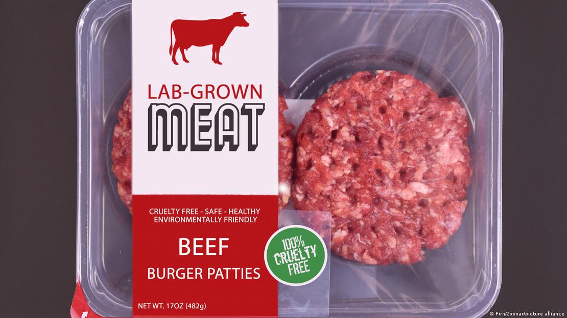 Hambúrguer de carne de laboratório em embalagem em inglês