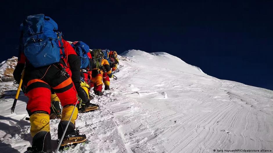 エベレストで行方不明になった2人目の登山者の遺体が発見 – DW – 2024/05/19