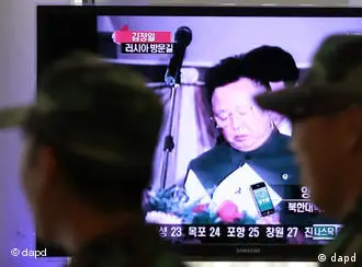 South Korean soldiers pass by a TV feeding file video footage of North Korean leader Kim Jong Il's last visit to Russia, at Seoul train station, South Korea, Saturday, Aug. 20, 2011. South Korean media reported Saturday that Kim's special train arrived in Russia. It was not immediately clear whether Kim was aboard. (Foto:Lee Jin-man/AP/dapd)