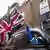 Ein Londoner Taxifahrer schwenkt aus seinem Auto heraus die britische Flagge, an der Hauswand im Hintergrund hängt eine EU-Flagge 