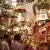 Zwei Männer in einem Geschäft für Lampen, die für den Fastenmonat Ramadan gebraucht werden 