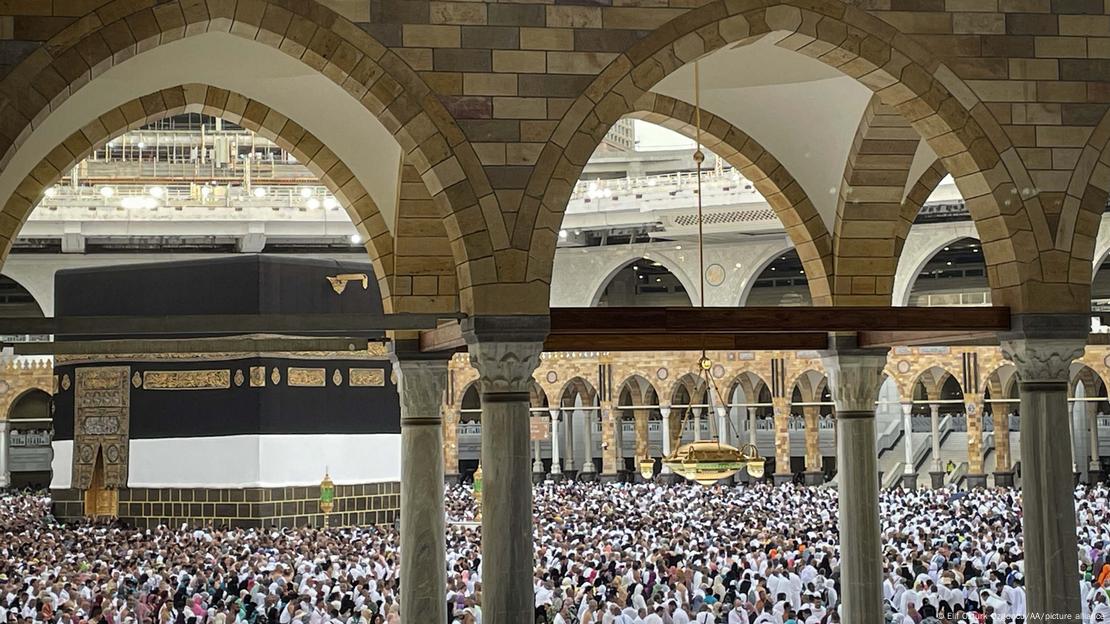 Miles de peregrinos dan la vuelta a la roca sagrada de la Kaaba en una imagen del 19 de junio de este año.