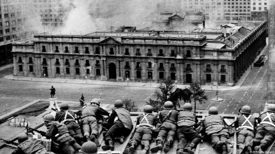El ataque al Palacio de La Moneda, en Santiago de Chile, el 11 de septiembre de 1973, durante el golpe militar de Pinochet. El ataque al Palacio de La Moneda, en Santiago de Chile, el 11 de septiembre de 1973, durante el golpe militar de Pinochet.